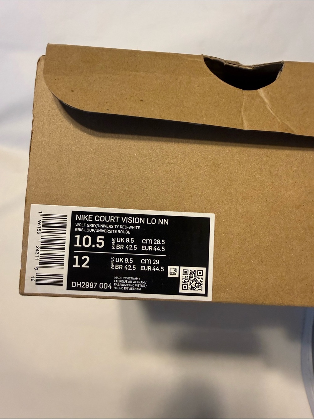 Nike Men’s Light Gray Sneakers with Red Swoosh - Picture 6 of 6